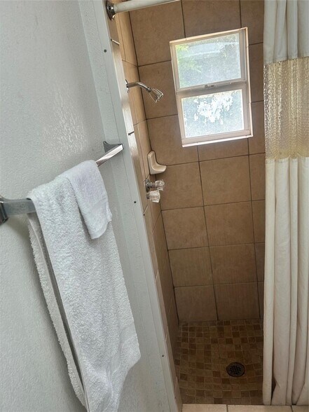 More Photos Of 1408 E Wise St, Bowie Hotel For Sale