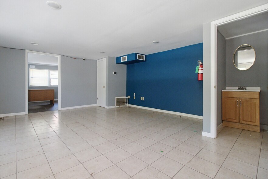 More Photos Of 902 S Hill St, West Plains Office For Sale
