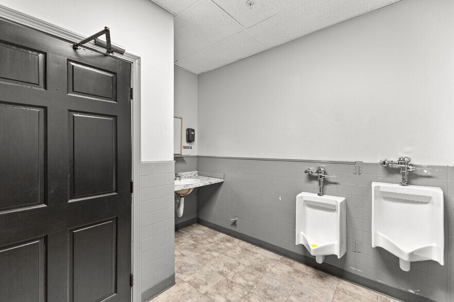 More Photos Of 1615-1623 Acushnet Ave, New Bedford Restaurant For Sale