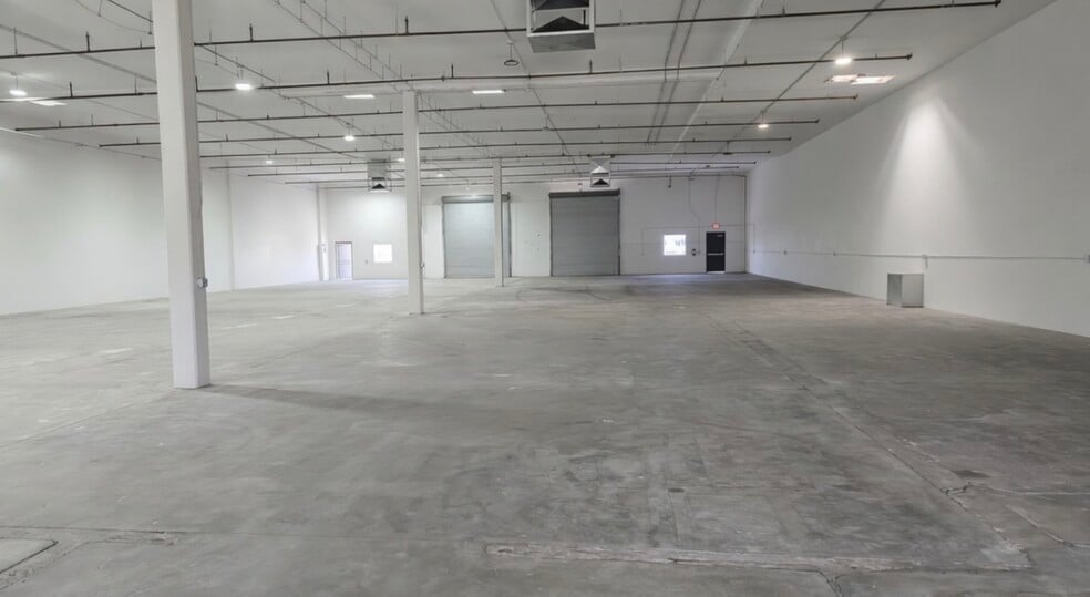 More Photos Of 4225 W Indian School Rd, Phoenix Warehouse For Lease