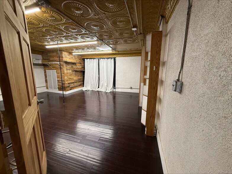 More Photos Of 216 S Main St, Monmouth Office For Lease