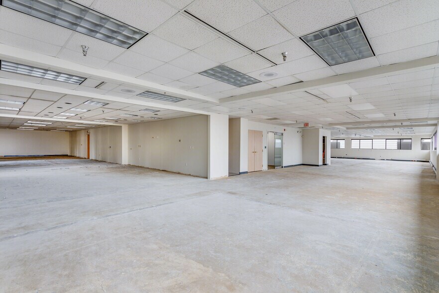 More Photos Of 42 Old Ridgebury Rd, Danbury Office For Lease