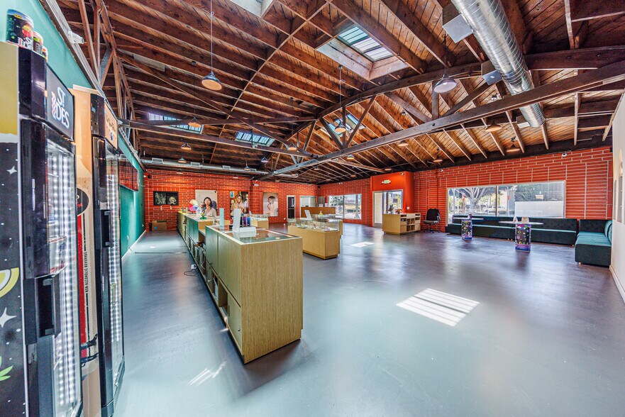 More Photos Of 402 W 5th St, San Pedro General Retail For Sale
