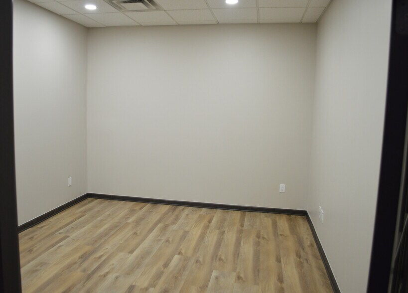 More Photos Of 55931-55951 Gratiot Ave, Chesterfield Office For Lease