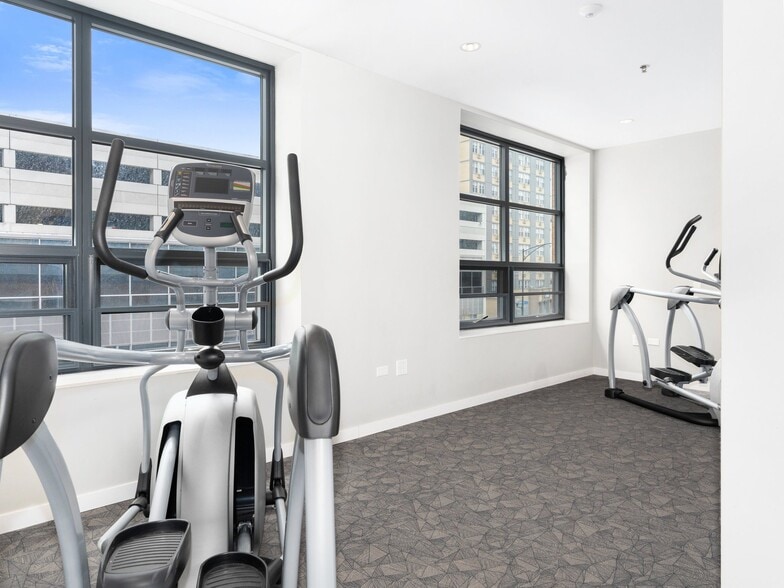 More Photos Of 6418 N Sheridan Rd, Chicago Apartments For Lease