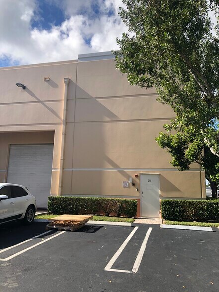 More Photos Of 601 N Congress Ave, Delray Beach Showroom For Lease