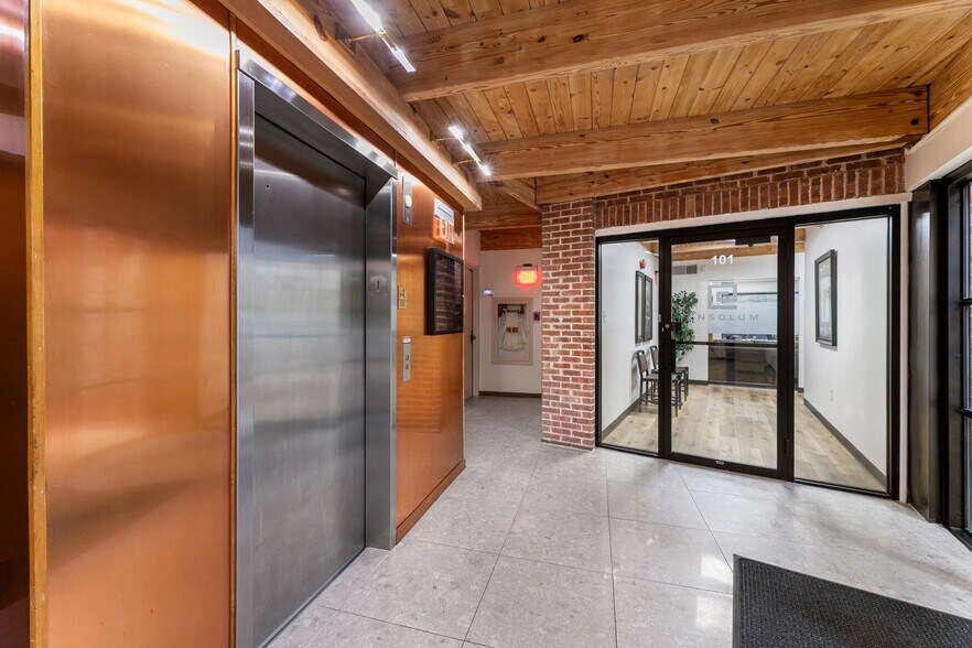 More Photos Of 3308 Broadway St, San Antonio Office For Sale
