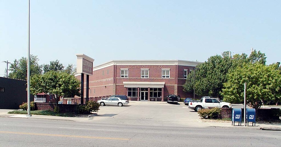 Primary Photo Of 4100 Main St, Kansas City Showroom For Sale