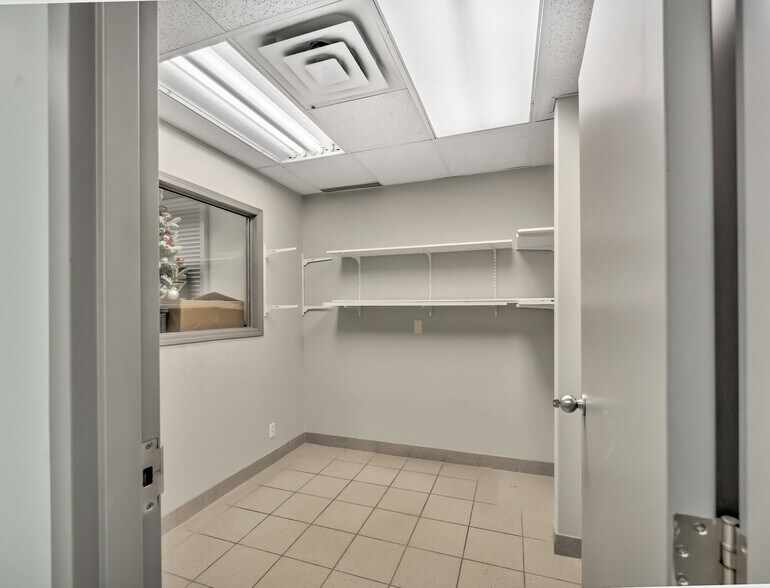 More Photos Of 1276 Trans Canada Way SE, Medicine Hat Showroom For Sale