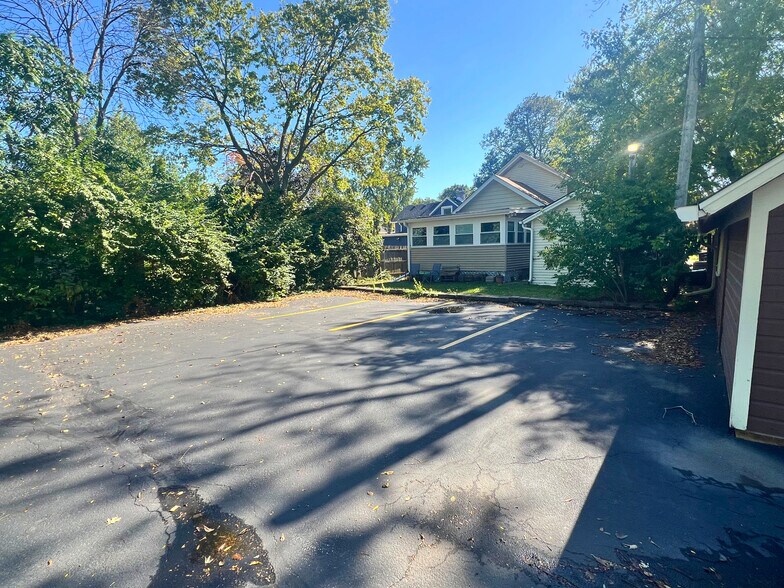 More Photos Of 232 S Batavia Ave, Batavia Office For Sale