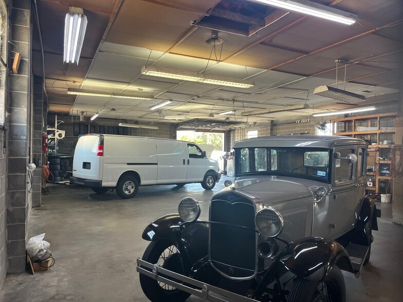 More Photos Of 925 Luke St, Irving General Retail For Sale