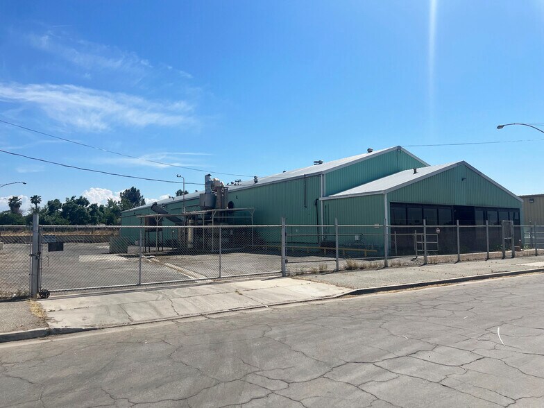 More Photos Of 327 Daniels Ln, Bakersfield Warehouse For Sale