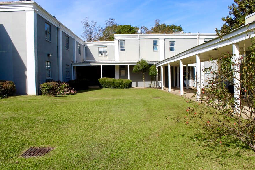 More Photos Of 2005 N Country Club Dr, Montgomery Schools For Sale