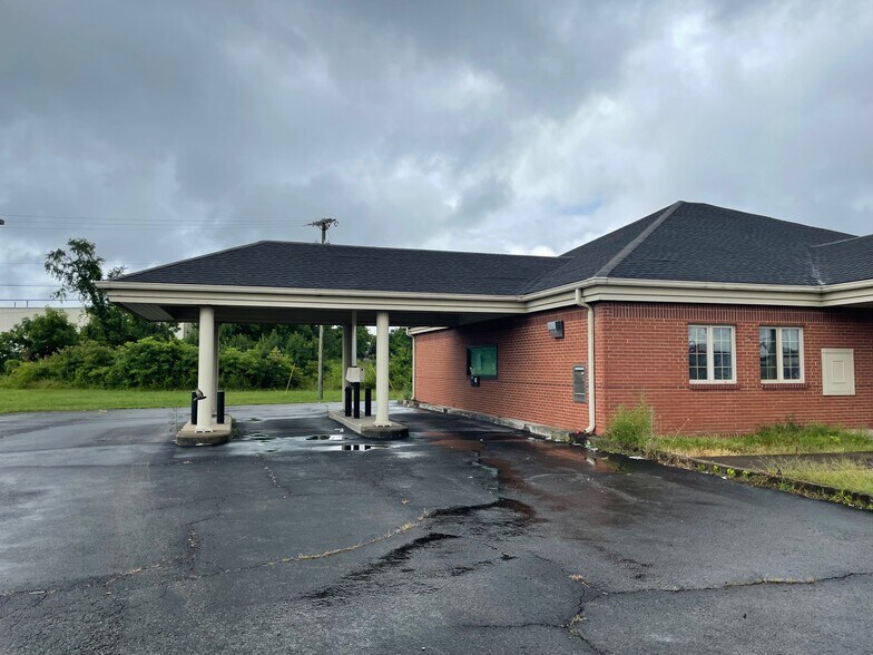 More Photos Of 184 Stone Container Dr, Clarksville Bank For Lease