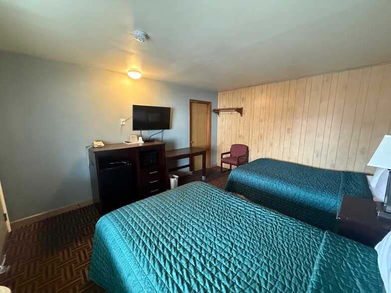 More Photos Of 1102 N Cunningham Ave, Urbana Hospitality For Sale