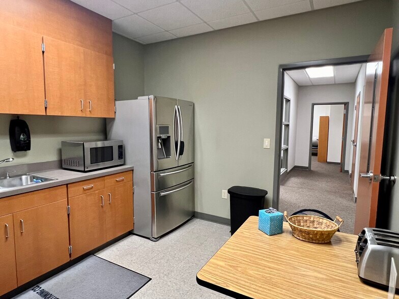 More Photos Of 552 E Russell St, Fayetteville Showroom For Sale