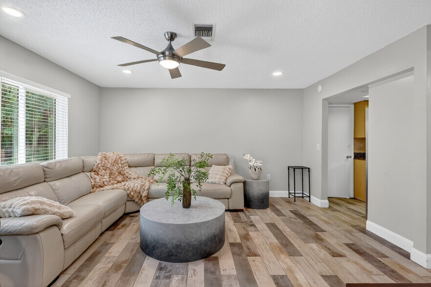 More Photos Of 1884 Southpointe Dr, Sarasota Apartments For Sale