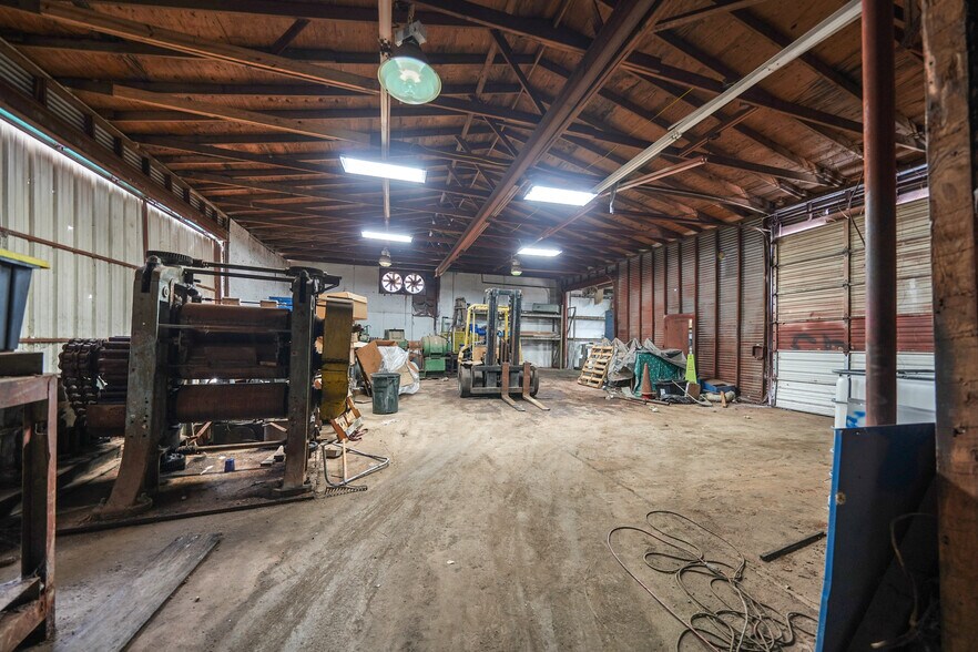 More Photos Of 1893 US Highway 190, Huntsville Manufacturing For Sale