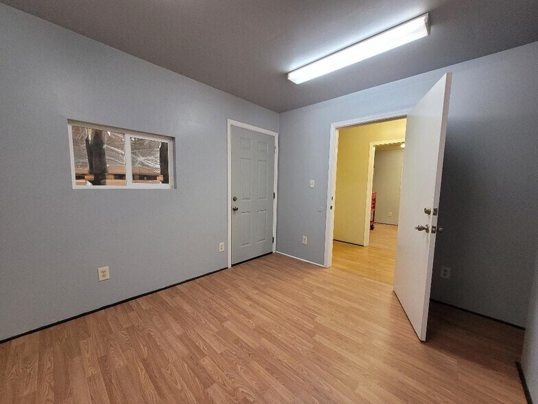 More Photos Of 1009-1033 Brooks St, Ontario Warehouse For Lease