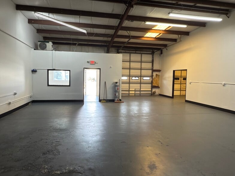 More Photos Of 5475 Williamsburg Dr, Punta Gorda Warehouse For Lease