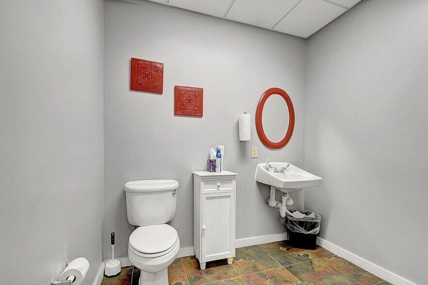More Photos Of 7150 Seacrest Blvd, Lantana Showroom For Sale
