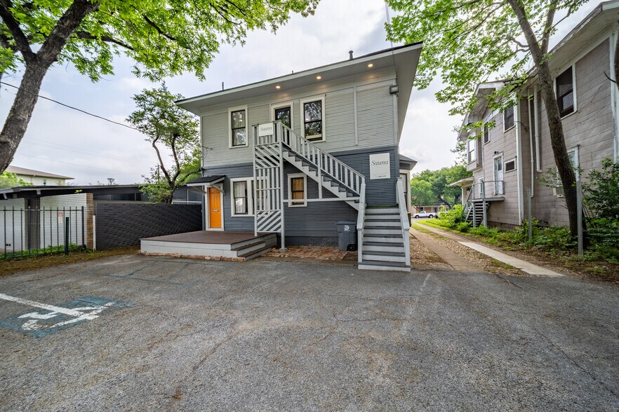 More Photos Of 729 N Bishop Ave, Dallas Office For Sale