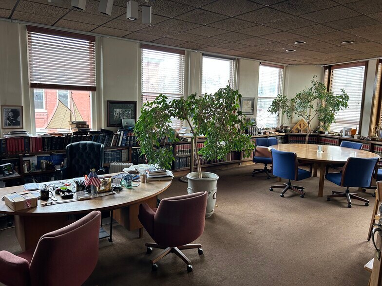 More Photos Of 209 W Washington St, Charleston Office For Lease