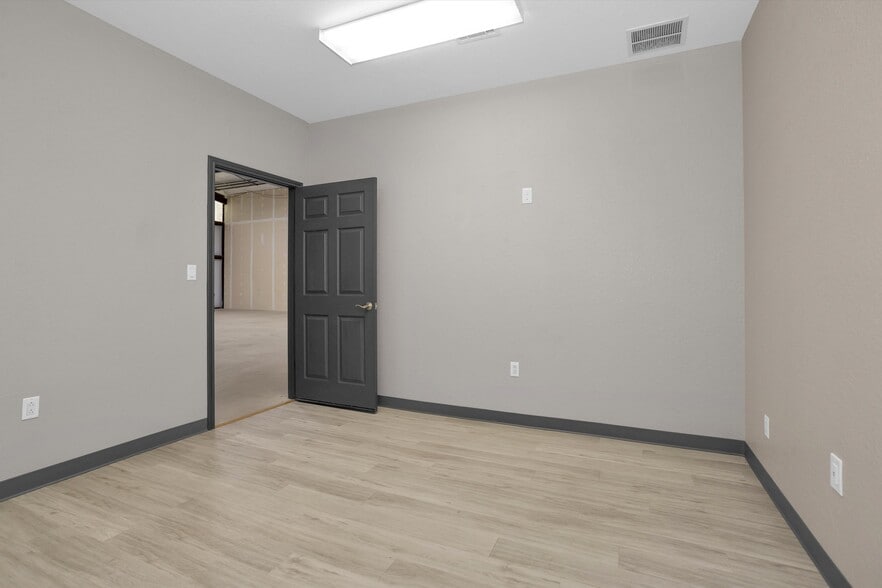 More Photos Of 11111 Neeshaw Dr, Houston Industrial For Lease