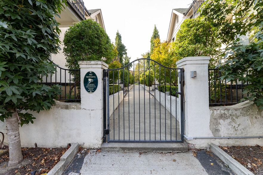 More Photos Of 1796-1800 Poplar Ave, Memphis Apartments For Sale