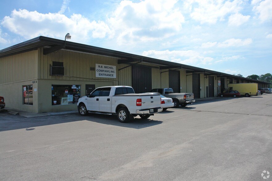 More Photos Of 2542 12th St, Sarasota Warehouse For Lease