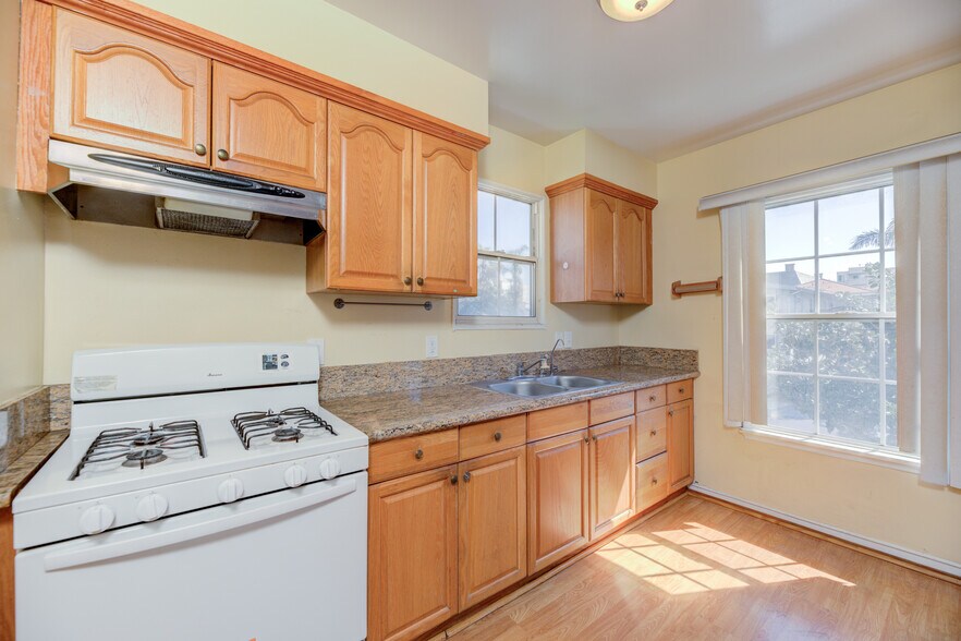 More Photos Of 913 S Wilton Pl, Los Angeles Apartments For Sale