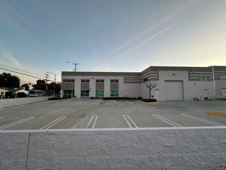 Primary Photo Of 7655 Kester Ave, Van Nuys Warehouse For Lease