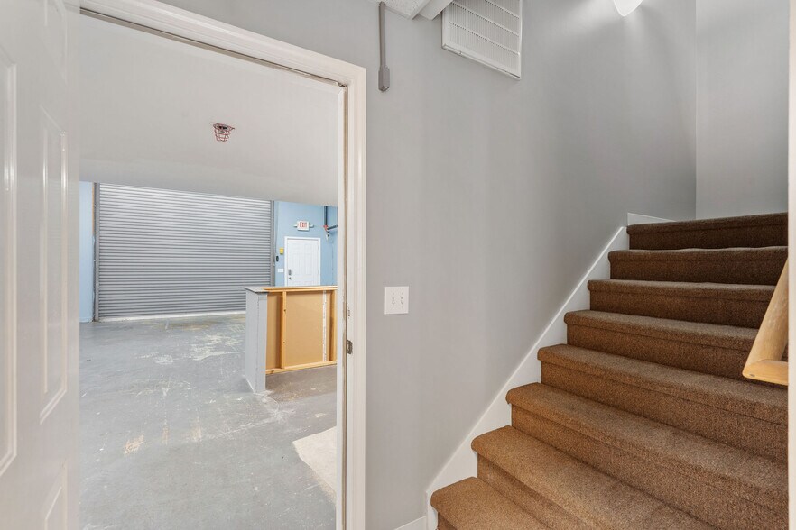 More Photos Of 4922 Port Royal Rd, Spring Hill Showroom For Lease