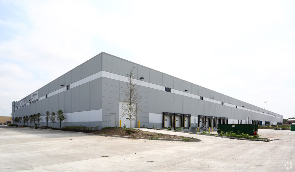 More Photos Of 901-939 E Park Ave, Libertyville Distribution For Lease