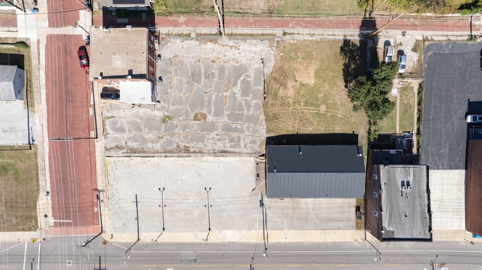 More Photos Of 808 E Broadway, Alton Specialty For Sale