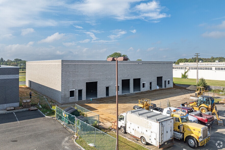 More Photos Of 100 Business Park Dr, Freehold Warehouse For Lease