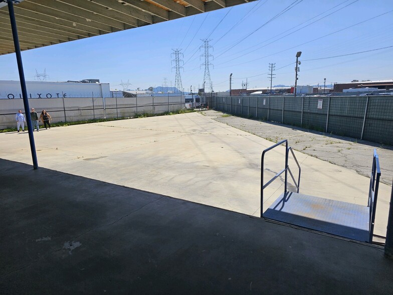 More Photos Of 11944 Valerio St, North Hollywood Warehouse For Lease