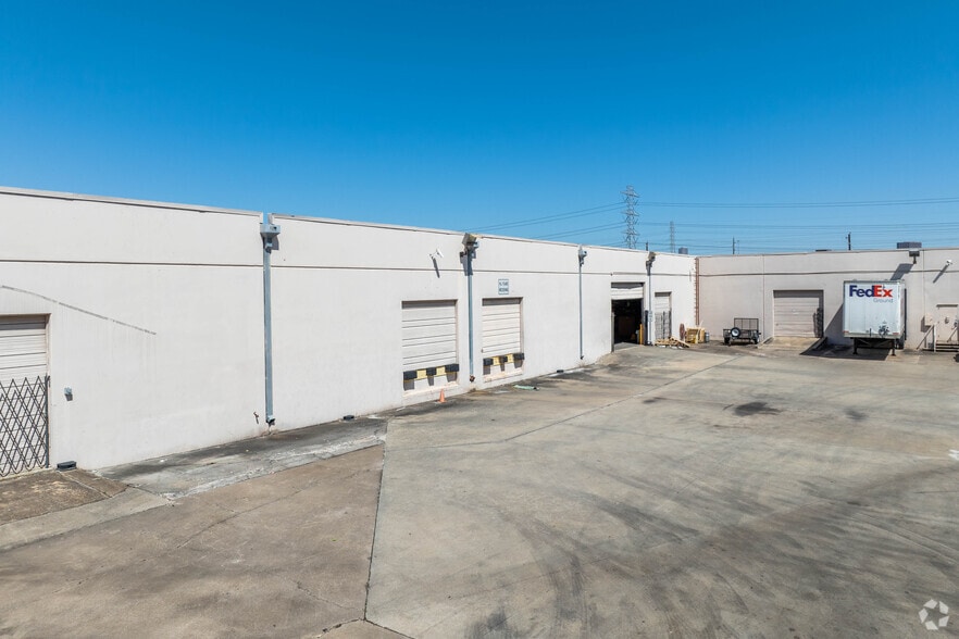 More Photos Of 5233-5235 Glenmont Dr, Houston Warehouse For Lease