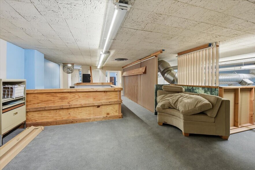 More Photos Of 10310 Aurora Ave N, Seattle Warehouse For Sale