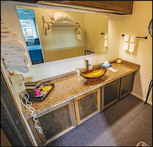 More Photos Of 460 Highway 101, Bandon Hotel For Sale