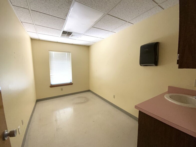 More Photos Of 2415 N Gateway Ave, Harriman Medical For Sale