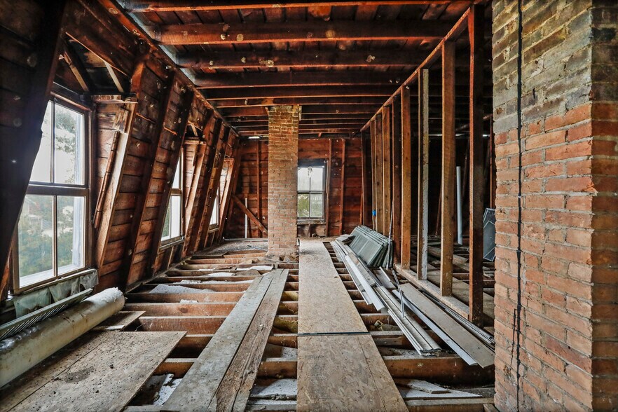 More Photos Of 102-104 N Main St, Edinburg Storefront Retail Residential For Sale