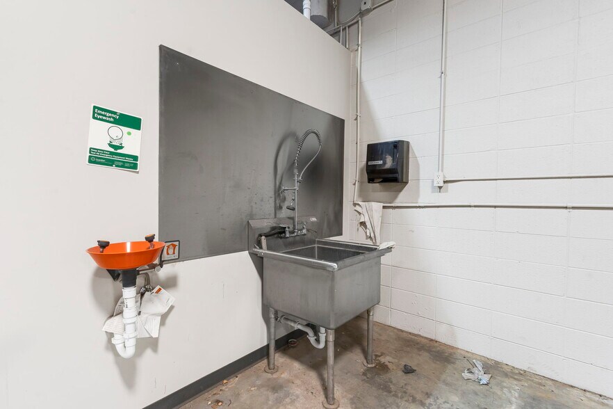 More Photos Of 1920 N National Ave, Springfield Warehouse For Lease