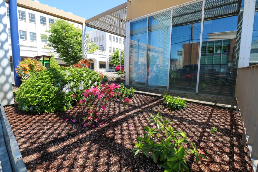 More Photos Of 619 SE Main St, Roseburg Bank For Lease