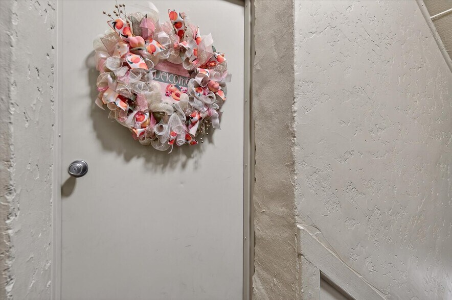 More Photos Of 111 SE Frank Phillips Blvd, Bartlesville Office For Sale