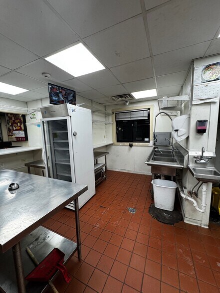 More Photos Of 6300 W 79th St, Burbank Fast Food For Lease