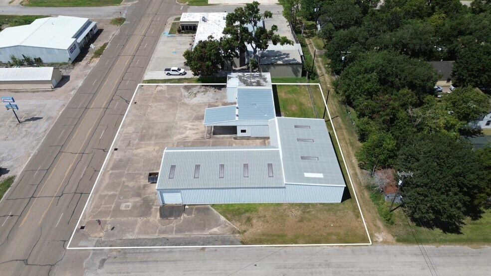 More Photos Of 619 E Jackson St, El Campo Warehouse For Lease