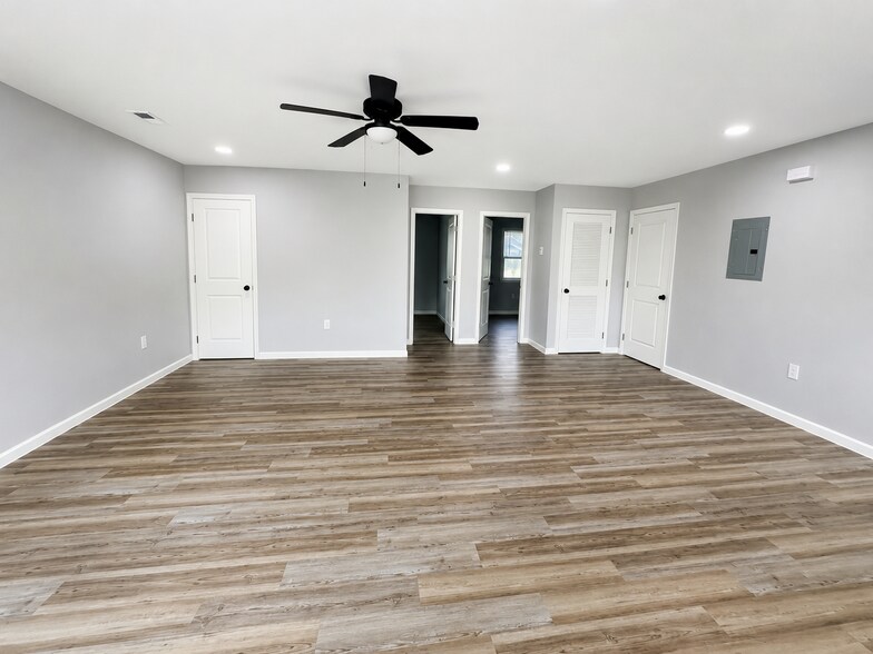 More Photos Of 191 Railroad St, Phil Campbell Dormitory For Sale