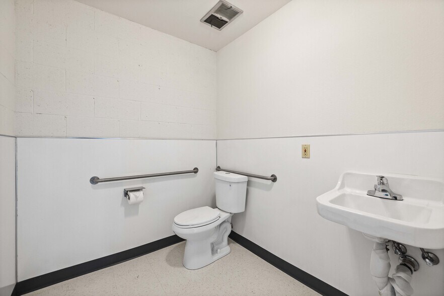 More Photos Of 38559 E 6th St, Palmdale Warehouse For Sale