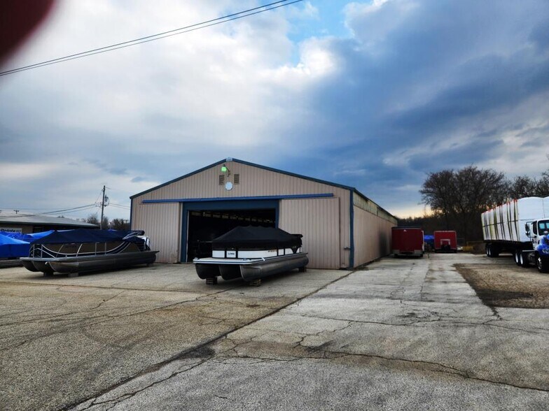 More Photos Of 400 Sussex St, Pewaukee Freestanding For Sale
